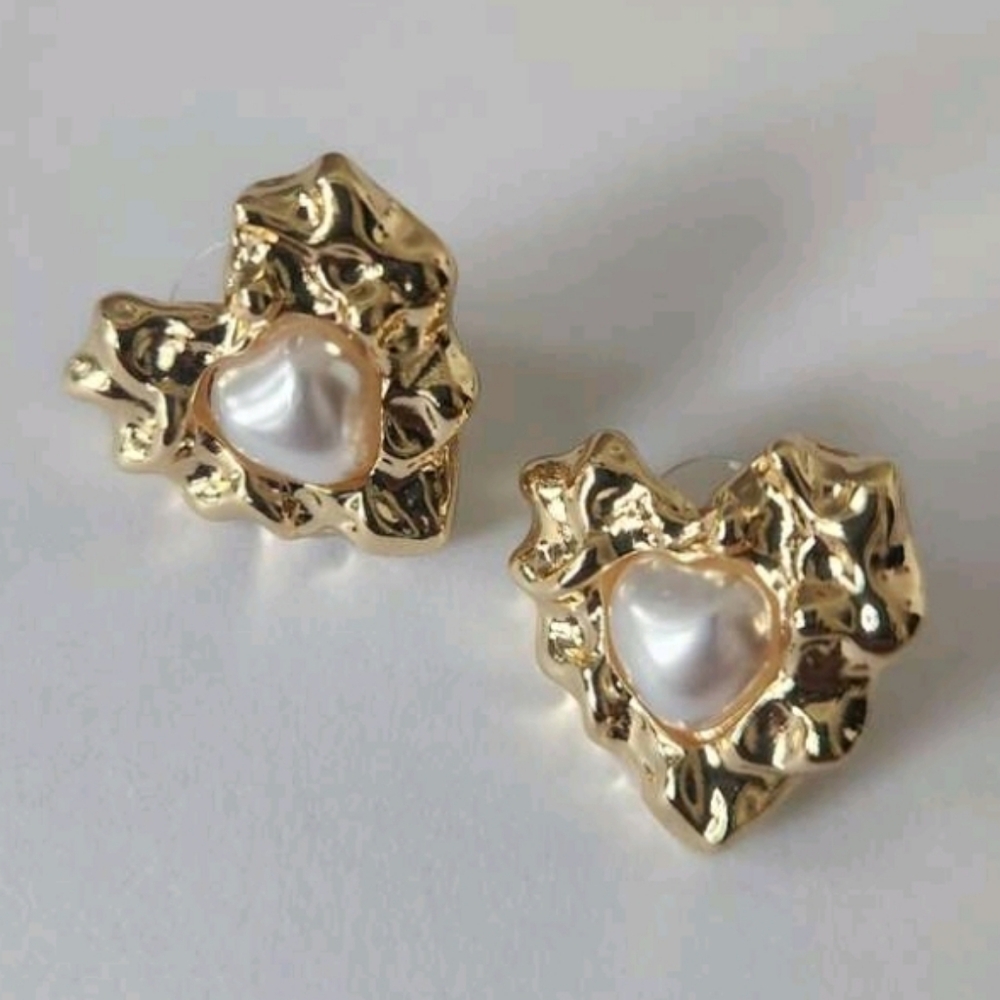 NEW! 14k Gold Plated Pearl Asymetrical Hammered Heart Shape Stud Earrings - Picture 3 of 5